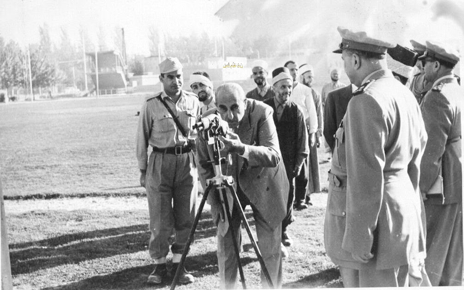 شكري القوتلي في زيارة لأحـد مواقـع تدريب المقاومـة الشعبيـة 1956 (11/10)