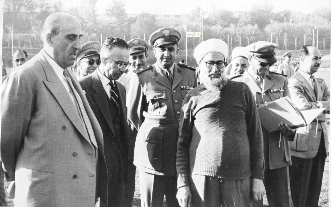 شكري القوتلي في زيارة لأحـد مواقـع تدريب المقاومـة الشعبيـة 1956 (11/5)