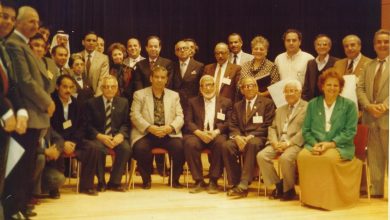 سعد الله آغا القلعة مع المشاركين في الدورة الأولى لمؤتمر الموسيقى العربية عام 1992