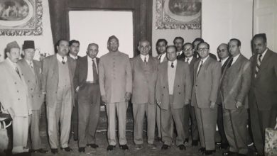 السفير الباكستاني مع الصحفيين في فندق بارون عام 1955