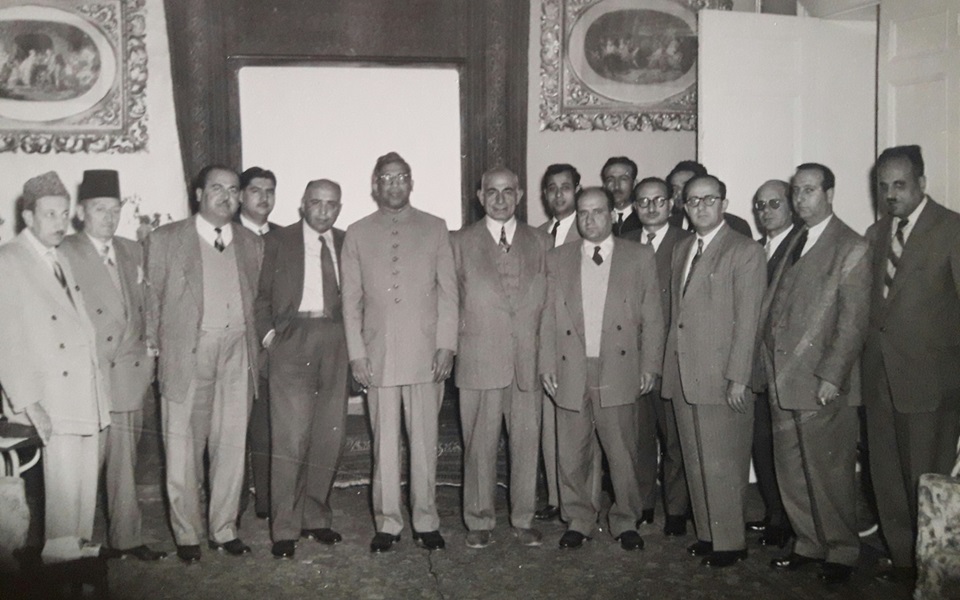 السفير الباكستاني مع الصحفيين في فندق بارون عام 1955