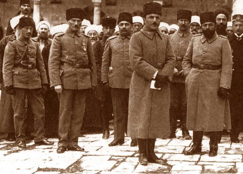 1917'DE DEKILEN FOTOGRAFTA ENVER PASA (ONDE ORTADA) MUSTAFA KEMAL (SOLDAN 2.ONDE) VE BAHRIYE NAZIRI CEMAL PASA (SOLDA SAKALLI)