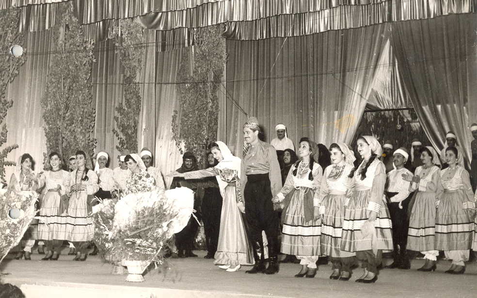 فيروز وفرقتها الشعبية على مسرح معرض دمشق الدولي عام 1959م