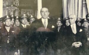 شكري القوتلي في استقبال وفد الطيارين السوريين من لندن عام 1947م