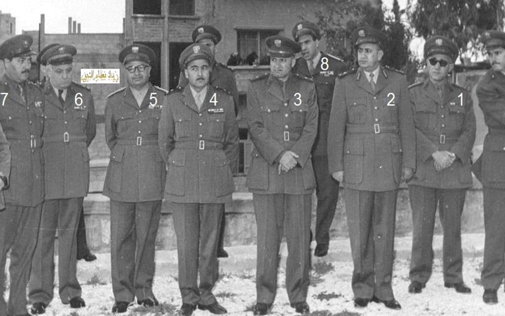 توفيق نظام الدين وكبار الضباط يضعون الزهور على قبر عدنان المالكي عام 1957