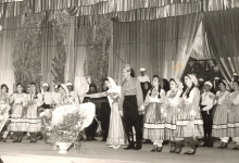 فيروز وفرقتها الشعبية على مسرح معرض دمشق الدولي عام 1959م