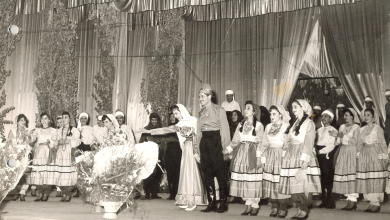 فيروز وفرقتها الشعبية على مسرح معرض دمشق الدولي عام 1959م