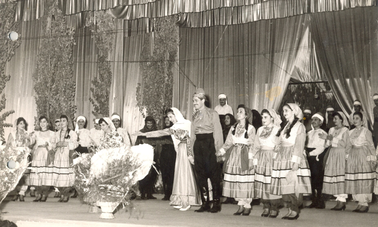التاريخ السوري المعاصر - فيروز وفرقتها الشعبية على مسرح معرض دمشق الدولي عام 1959م