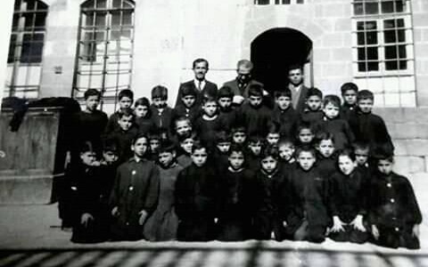 طلاب ومدرسي مدرسة هاشم الأتاسي في دمشق عام 1953