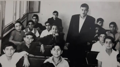 نزار الأسود مع طلابه في إحدى مدارس دمشق