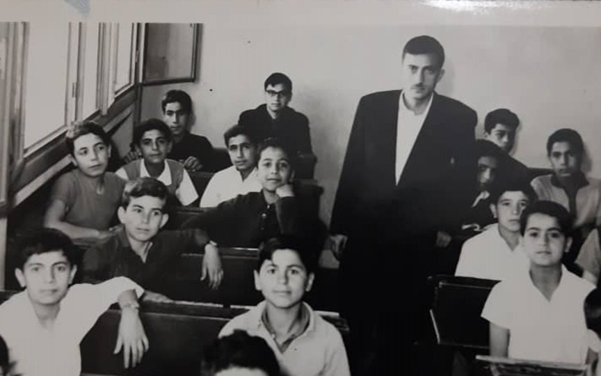 نزار الأسود مع طلابه في إحدى مدارس دمشق