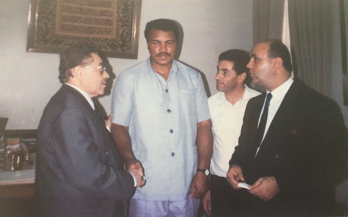 محمد رضا مرتضى والملاكم محمد علي كلاي في مقام السيدة زينب