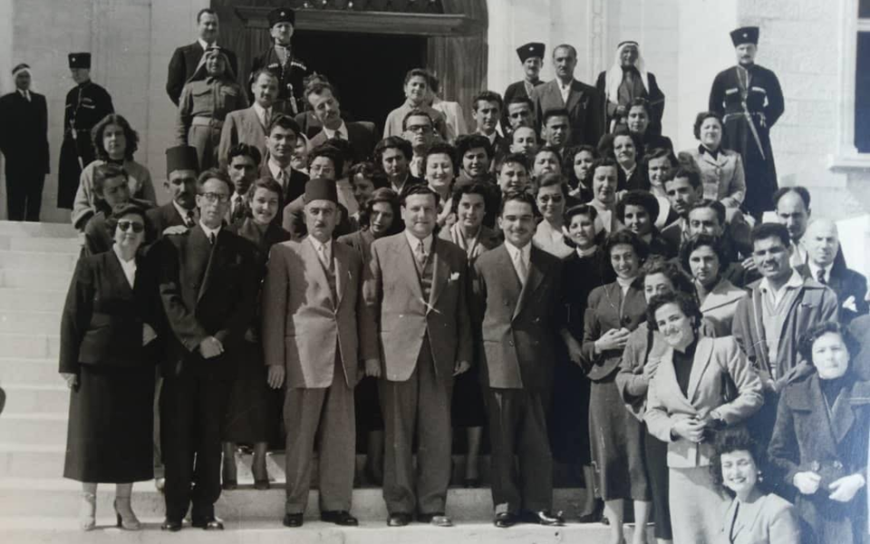 وفد من مديرية التربية في اللاذقية مع الملك حسين في عمان 1956