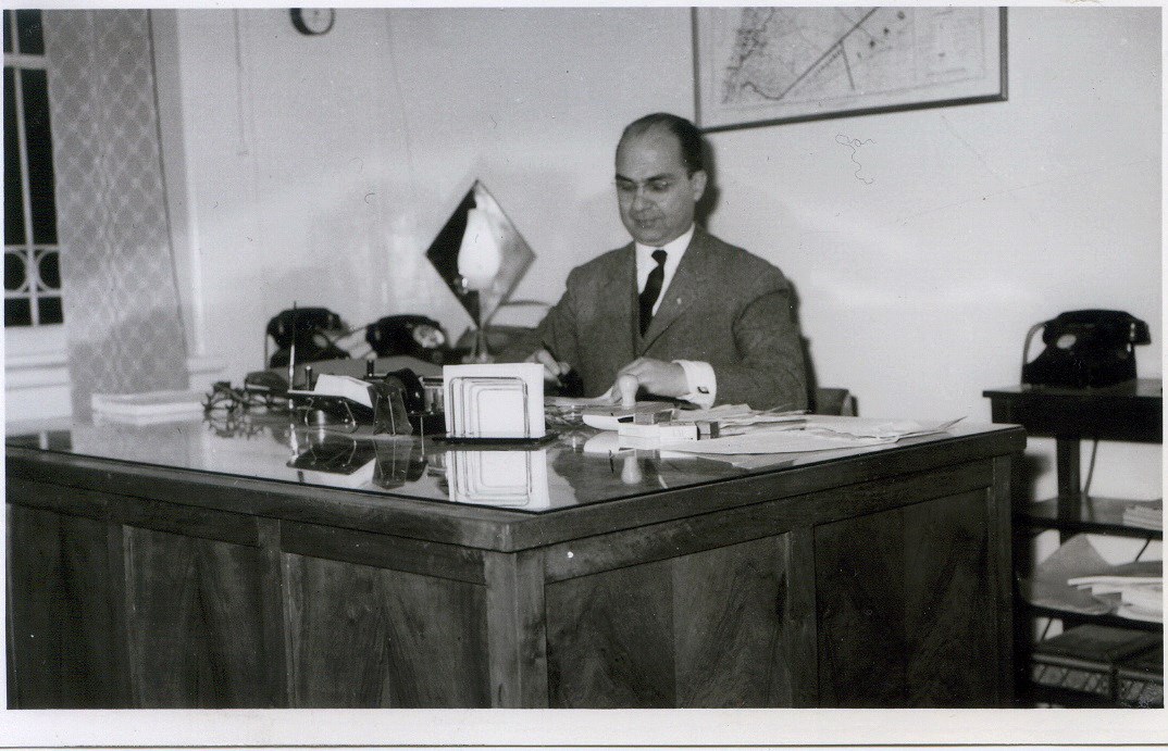 الدكتور عدنان الخطيب محافظ اللاذقية في مكتبه عام 1962