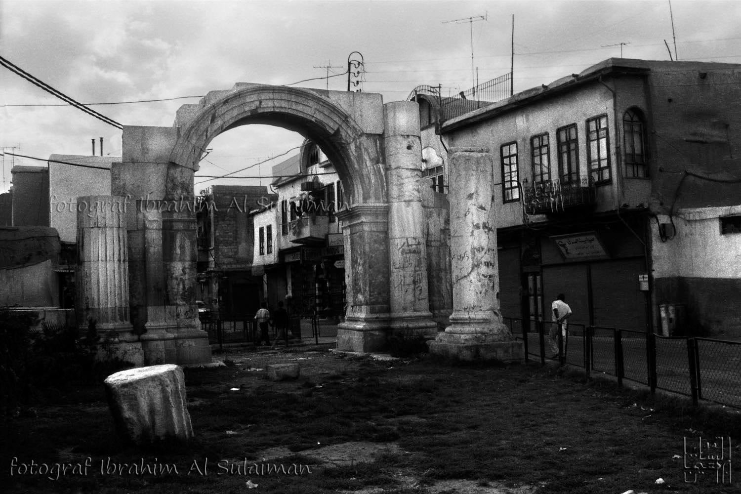 القوس الروماني في منتصف شارع مدحت باشا بدمشق - صيف عام 1989م