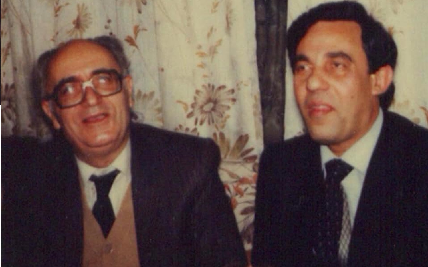 جمال الأتاسي ونصر شمالي في تسعينيات القرن العشرين في منزله