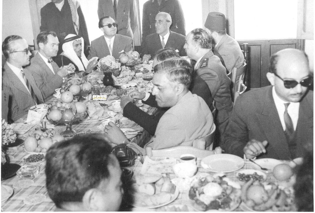 التاريخ السوري المعاصر - شكري القوتلي ومرافقيه في فندق تـدمــر 1957 (1)