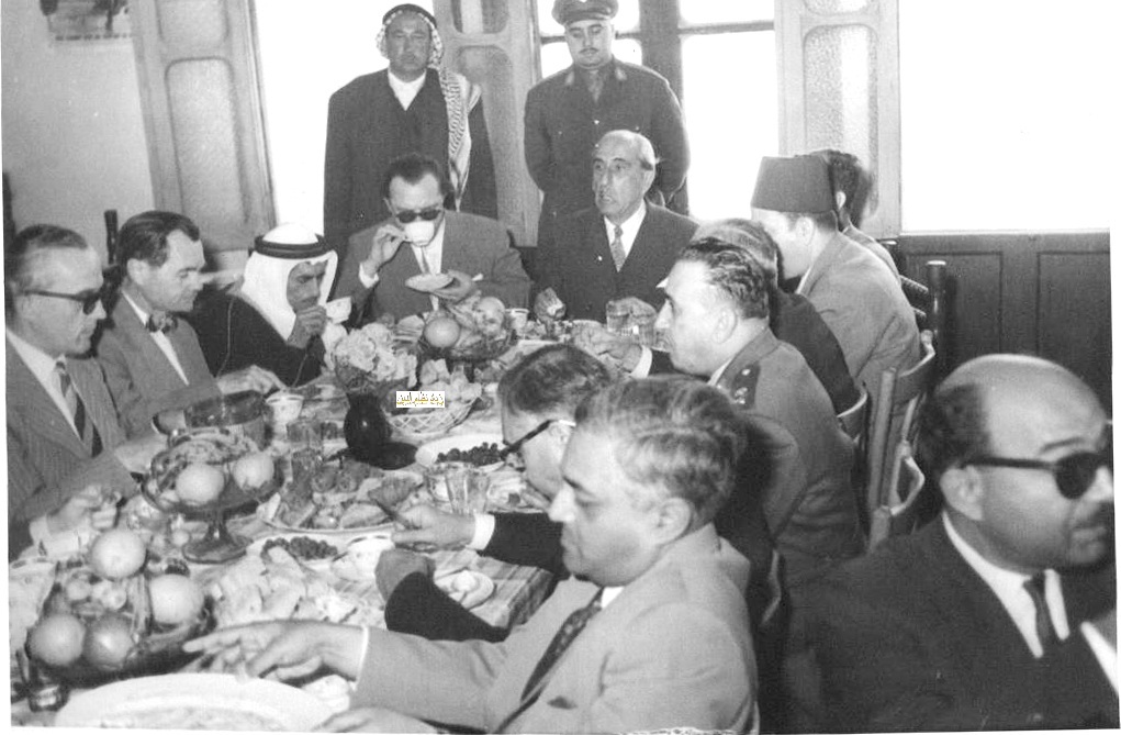 التاريخ السوري المعاصر - شكري القوتلي ومرافقيه في فندق تـدمــر 1957 (2)