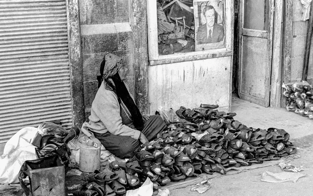 امرأة تبيع الأحذية في سوق الكهرباء بدمشق عام 1986