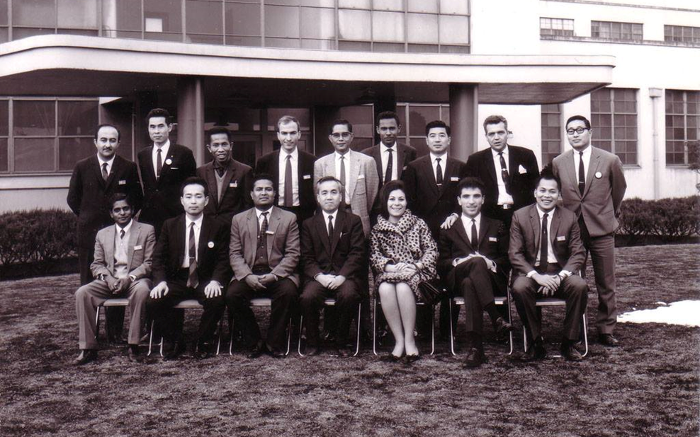 الفنان أحمد مادون من أمام شركة فوجيتسو  اليابانية عام 1967