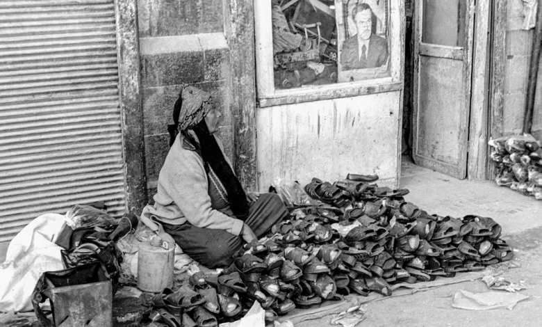 امرأة تبيع الأحذية في سوق الكهرباء في دمشق عام 1986