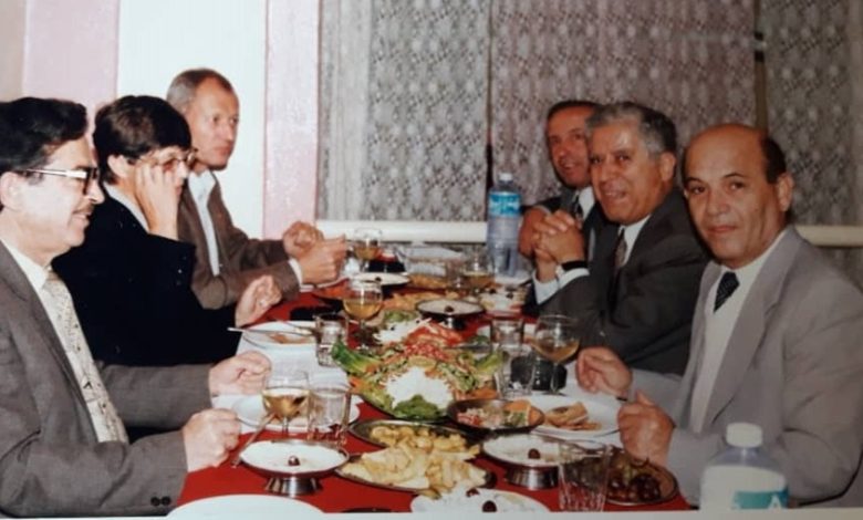 بعض أعضاء مجلس إدارة الهلال الأحمر في السويداء مع مدير مركز التنمية للشرق الأوسط 1996