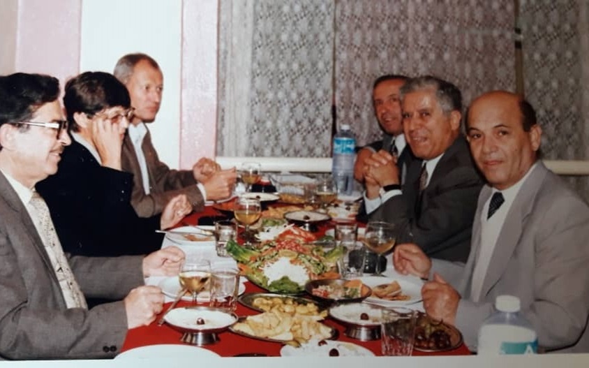 بعض أعضاء مجلس إدارة الهلال الأحمر في السويداء مع مدير مركز التنمية للشرق الأوسط 1996