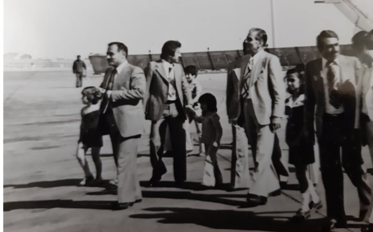 أحمد عنتر ومحمد مخلوف مع أولاده في مطار دمشق الدولي عام 1974