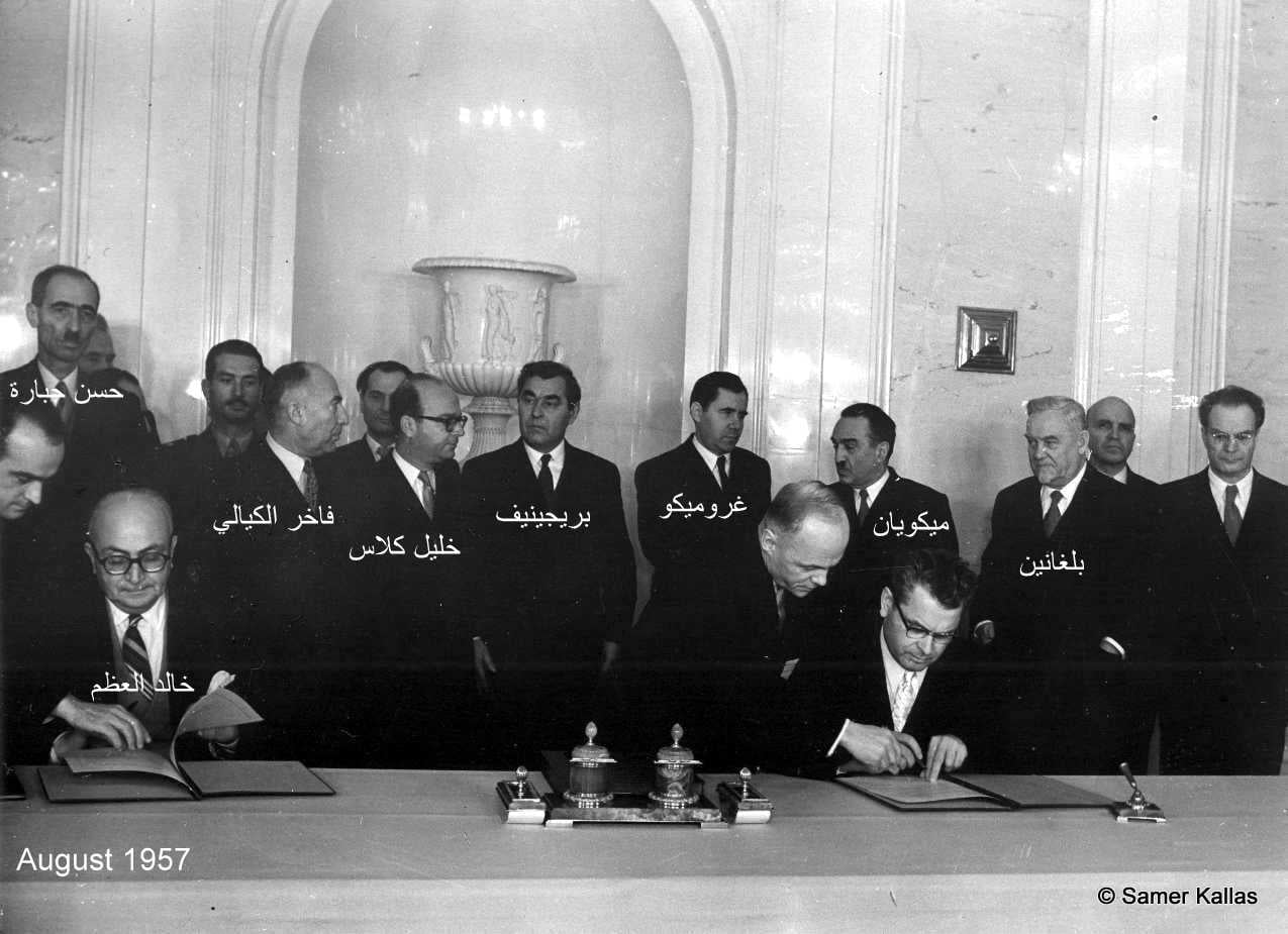 التاريخ السوري المعاصر - خالد العظم أثناء توقيع اتفاقية التعاون السورية السوفييتية عام 1957