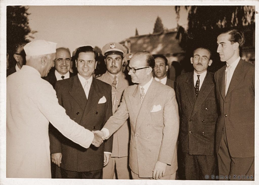 التاريخ السوري المعاصر -  خليل كلاس مصافحاً رئيس وزراء الهند جواهر لال نهرو عام 1956م