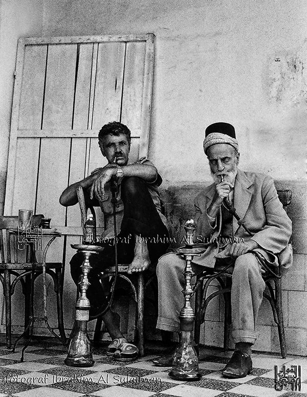 التاريخ السوري المعاصر - مدخنو النرجيلة في مقهى خبيني في دمشق عام 1989
