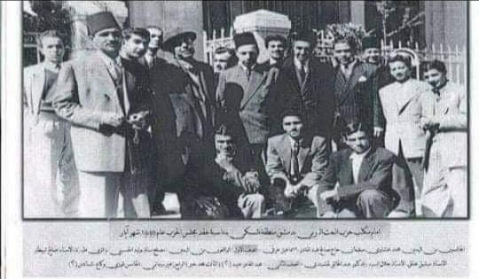 التاريخ السوري المعاصر - ميشيل عفلق وجلال السيد أمام مكتب حزب البعث في دير الزور عام 1951م