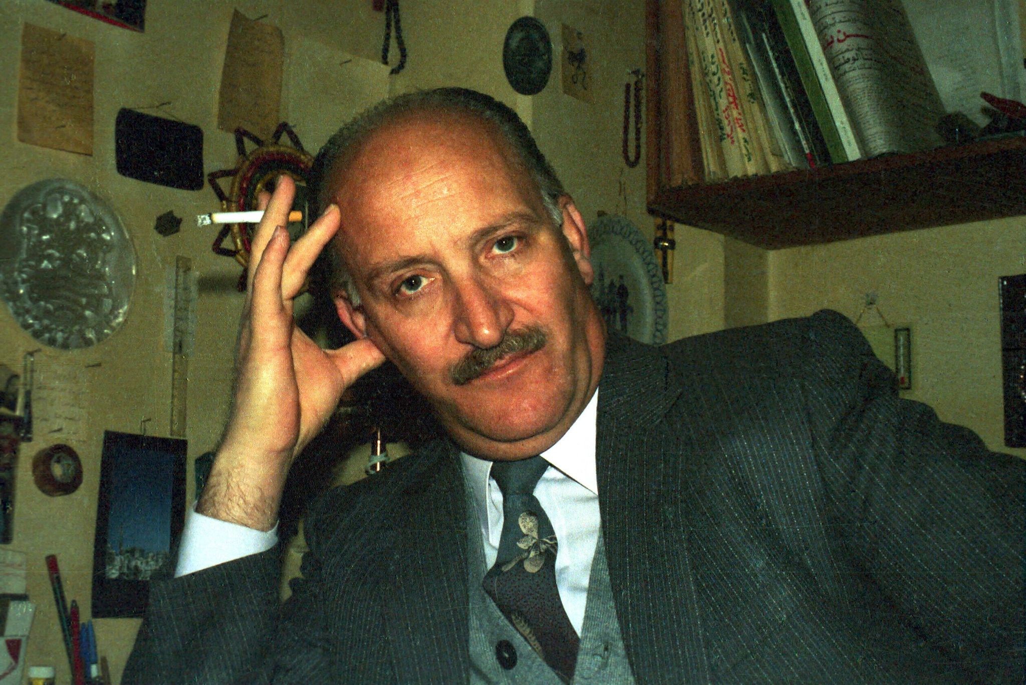 نصر الدين البحرة في منزله بدمشق عام 1984