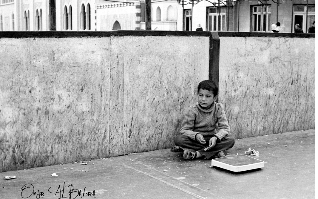 طفل فوق جسر المشاة في شارع النصر في دمشق 1986