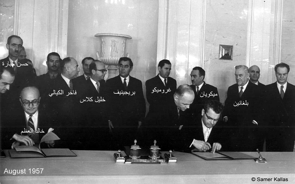 خالد العظم أثناء توقيع اتفاقية التعاون السورية السوفييتية عام 1957