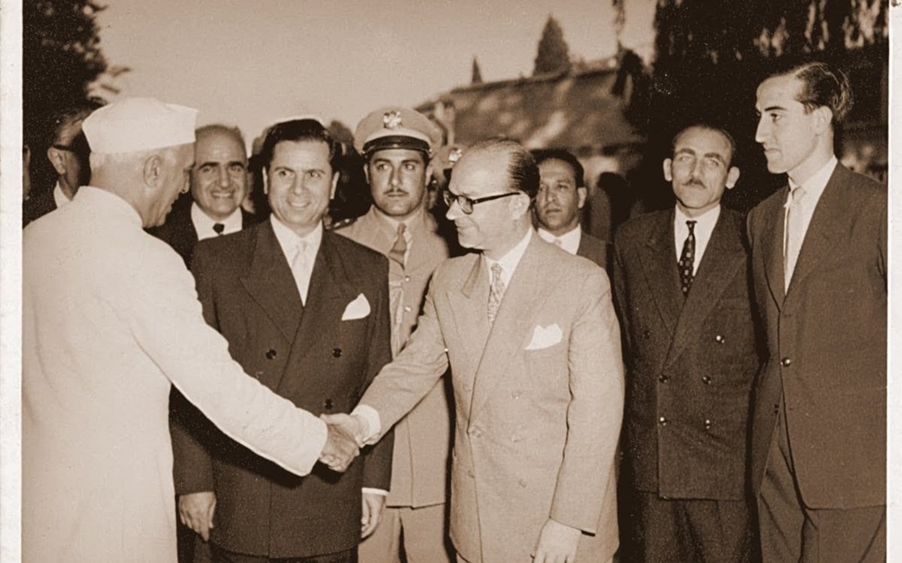 خليل كلاس مصافحاً رئيس وزراء الهند جواهر لال نهرو عام 1956م