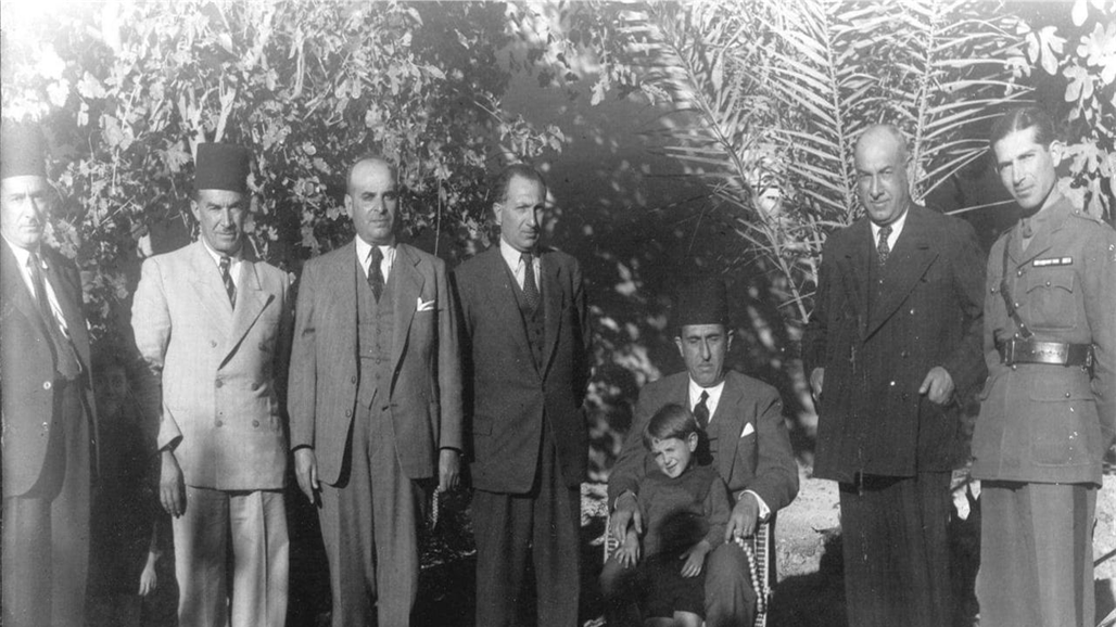 شكري القوتلي في حديقة منزل محمد العايش في دير الزور عام 1945