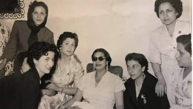 السيدة أم كلثوم مع بعض السيدات في دمشق عام 1955
