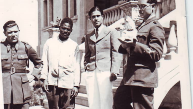 التاريخ السوري المعاصر - يوسف الدبيسي أمام نادي الضباط في السويداء عام 1940