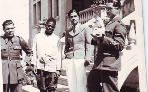 يوسف الدبيسي أمام نادي الضباط في السويداء عام 1940