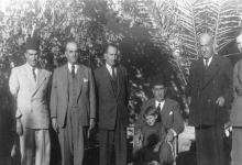 شكري القوتلي في حديقة منزل محمد العايش في دير الزور عام 1945