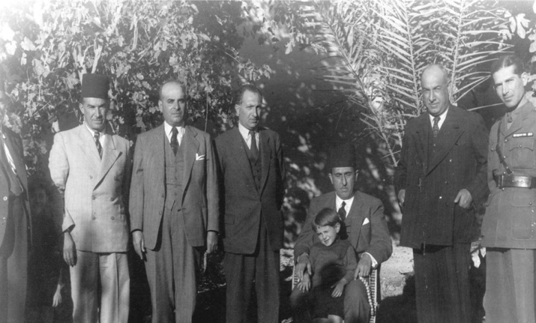 شكري القوتلي في حديقة منزل محمد العايش في دير الزور عام 1945