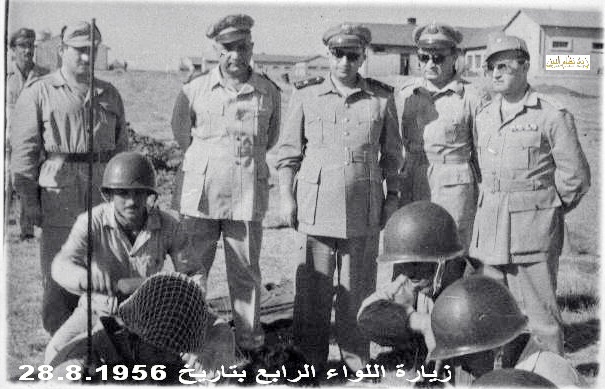 التاريخ السوري المعاصر - توفيق نظام الدين رئيس الأركان العامة يتفقد اللواء الرابع 1956 (1)