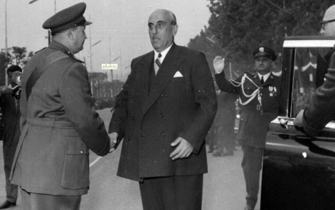 التاريخ السوري المعاصر - رئيس الأركان يستقبل الرئيس القوتلي في احتفال عيد الجلاء 1957 (7)