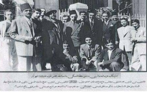 التاريخ السوري المعاصر - ميشيل عفلق وجلال السيد أمام مكتب حزب البعث في دير الزور عام 1951م