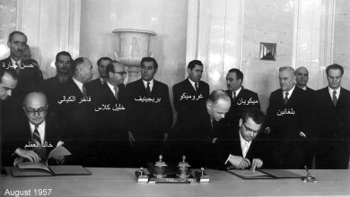 خالد العظم أثناء توقيع اتفاقية التعاون السورية السوفييتية عام 1957
