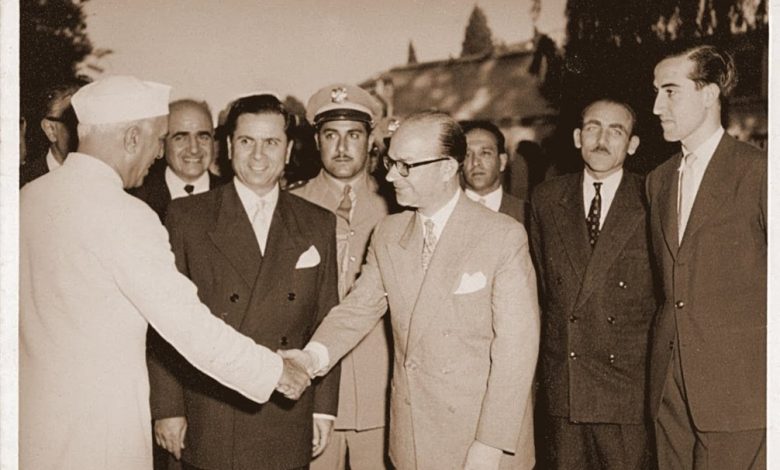 التاريخ السوري المعاصر - خليل كلاس مصافحاً رئيس وزراء الهند جواهر لال نهرو عام 1956م