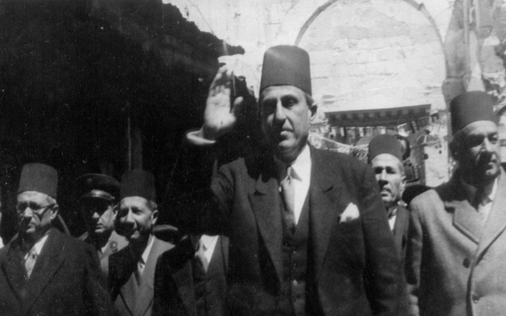 شكري القوتلي يحيي مستقبليه أثناء جولته في دير الزور عام 1945