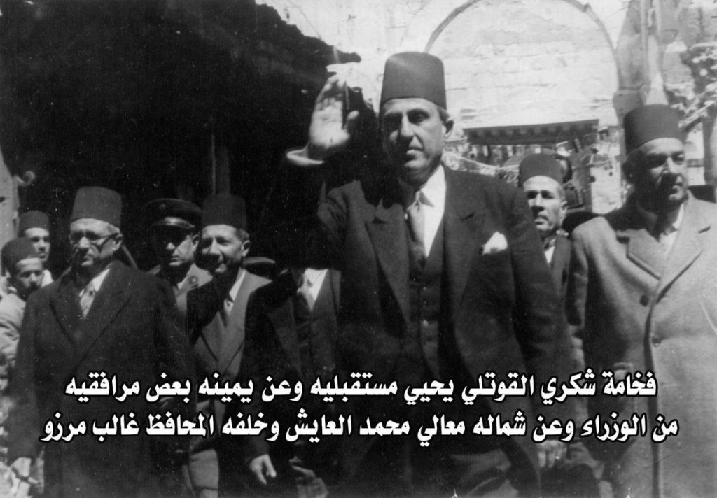 التاريخ السوري المعاصر - شكري القوتلي يحيي مستقبليه أثناء جولته في دير الزور عام 1945