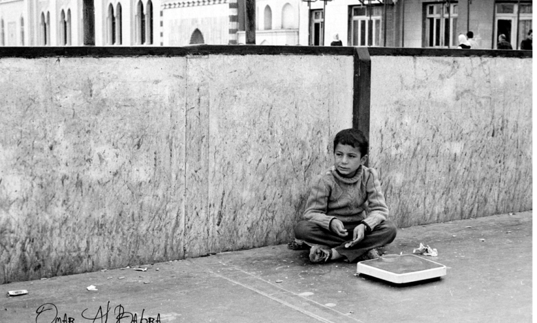 التاريخ السوري المعاصر - طفل فوق جسر المشاة في شارع النصر في دمشق 1986